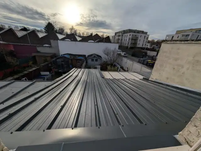 Toiture neuve en bac acier anthracite posée sur un atelier