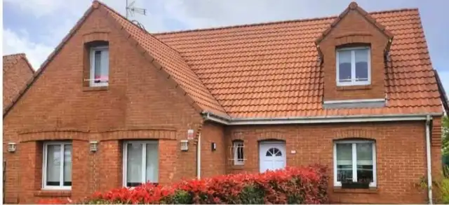 Maison en briques : la toiture ternie, avant rénovation